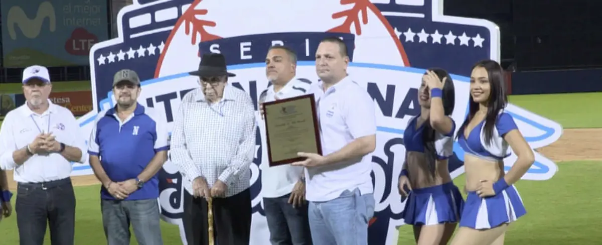 FENIBA entrega reconocimiento a leyenda boricua del béisbol