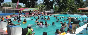 Capitalinos “matan” el calor en centros de recreación