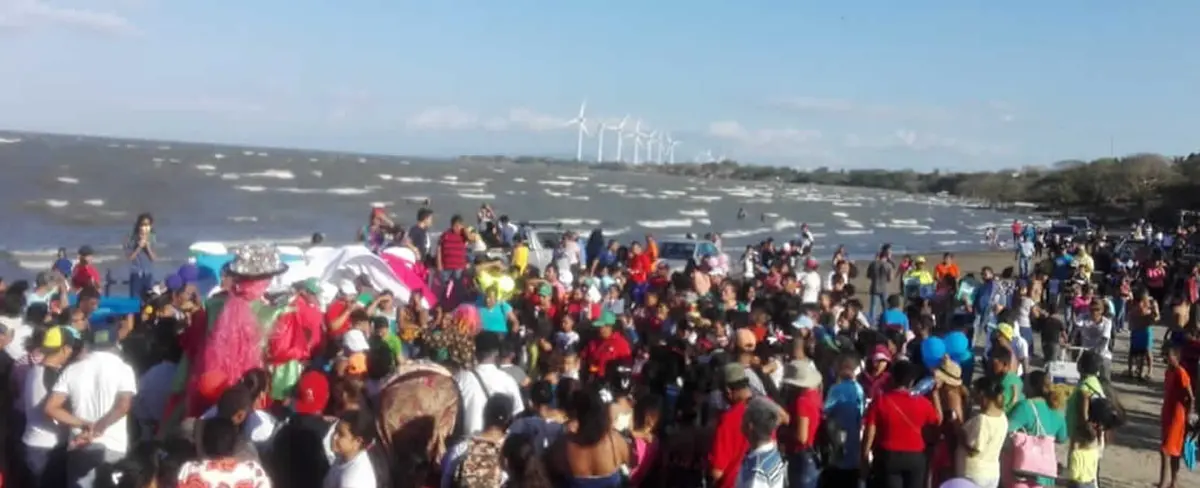 Veraneantes disfrutan de las refrescantes aguas de Playa La Virgen en Rivas