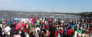 Veraneantes disfrutan de las refrescantes aguas de Playa La Virgen en Rivas