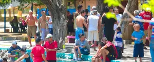 Familias disfrutan del balneario El Trapiche