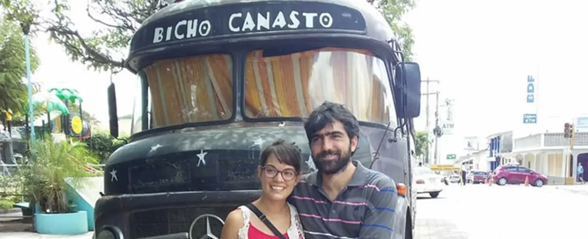 Argentinos que recorren el mundo a bordo de un antiguo bus hacen parada en Nicaragua 
