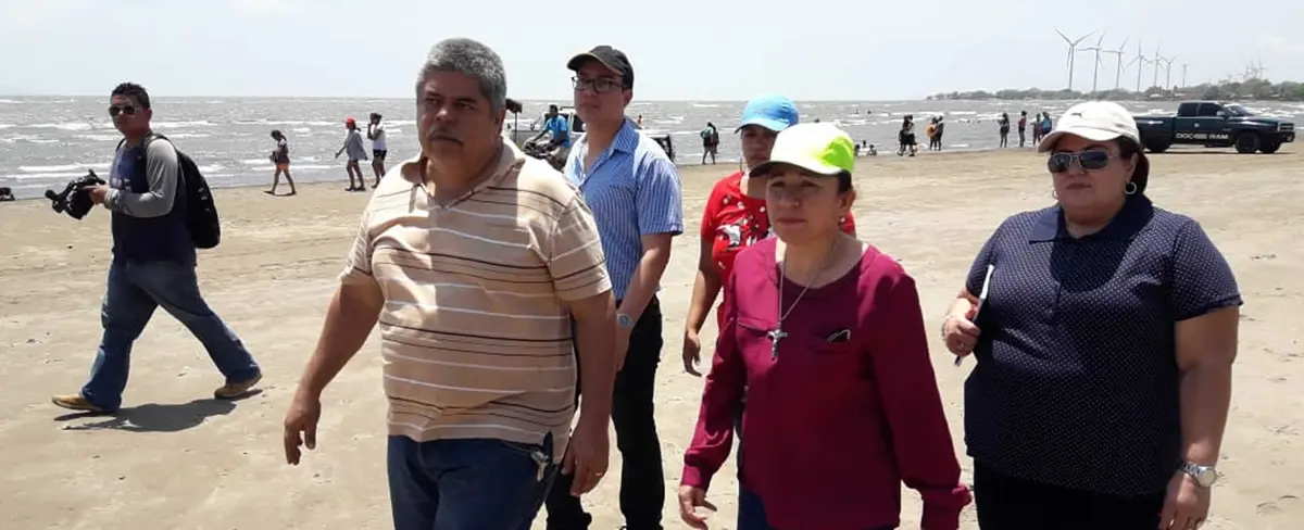 Ministra de Salud visita negocios que se encuentran en las playas de Rivas