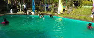 Familias de San Juan de Oriente se dan su chapuzón en las piscinas del Parque de Ferias