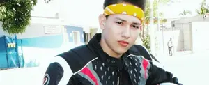 Candidato a Mister Teen Model posa con zapatos rotos