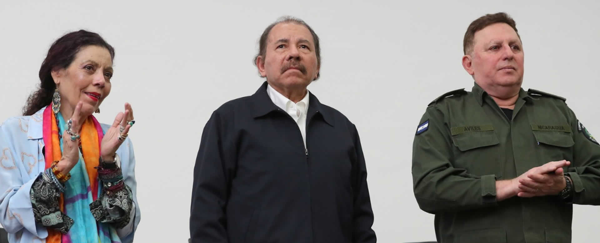 Comandante Daniel Ortega recibe Memoria Anual del Ejército de Nicaragua