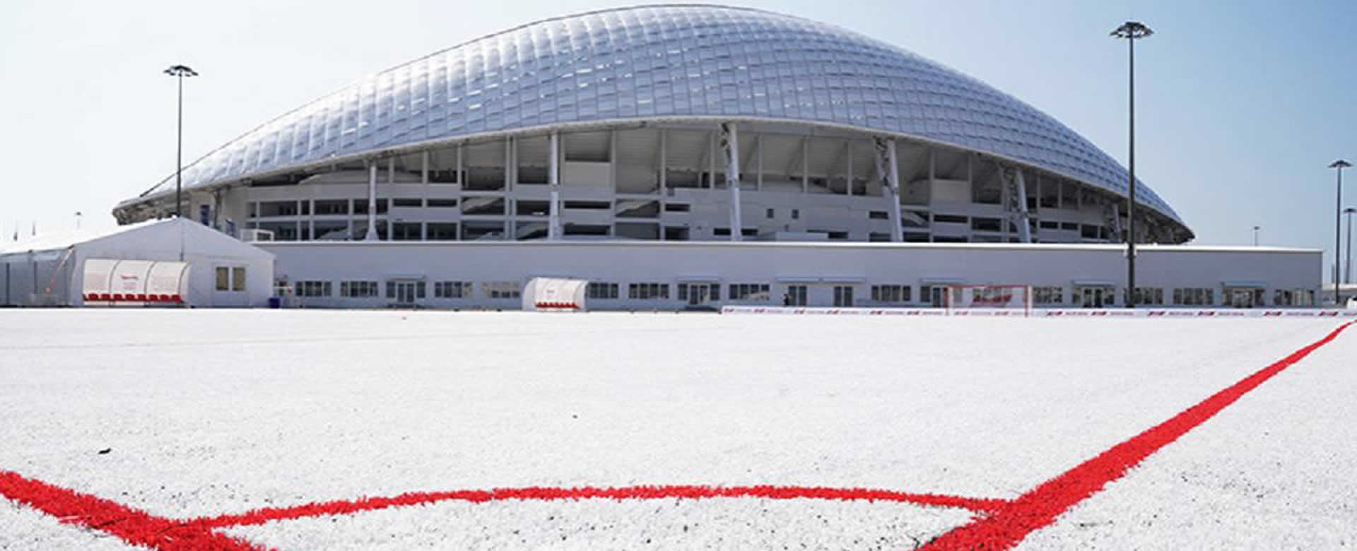 Rusia: Estadio de fútbol luce césped artificial creado con 50 mil vasos reciclados