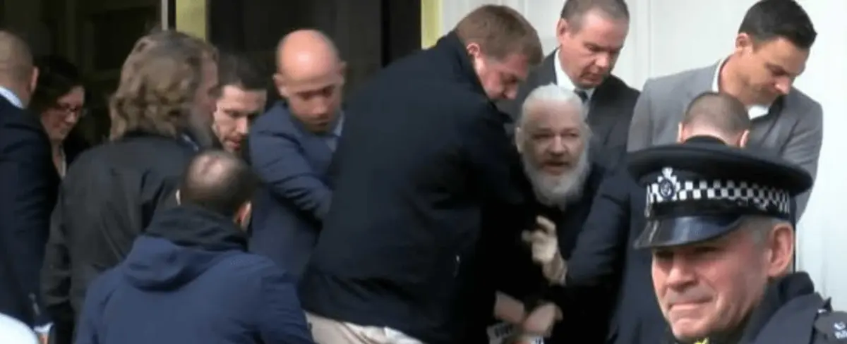 Julian Assange es arrestado en la Embajada de Ecuador en Londres