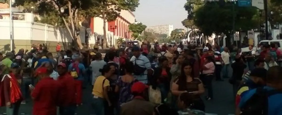 Sector revolucionario de Venezuela acude al Palacio de Gobierno en rechazo al golpe de Estado