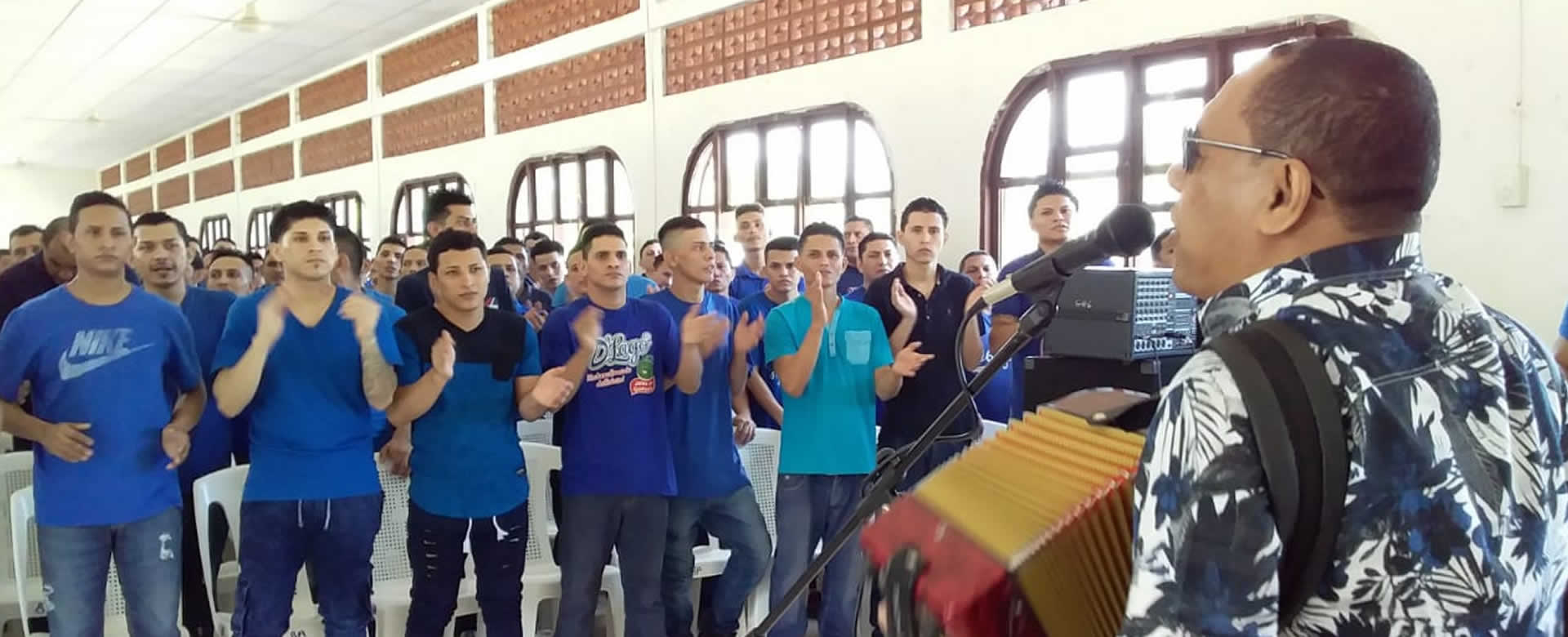 Presos cantan alabanzas junto a pastor colombiano, Jesualdo Bolaños