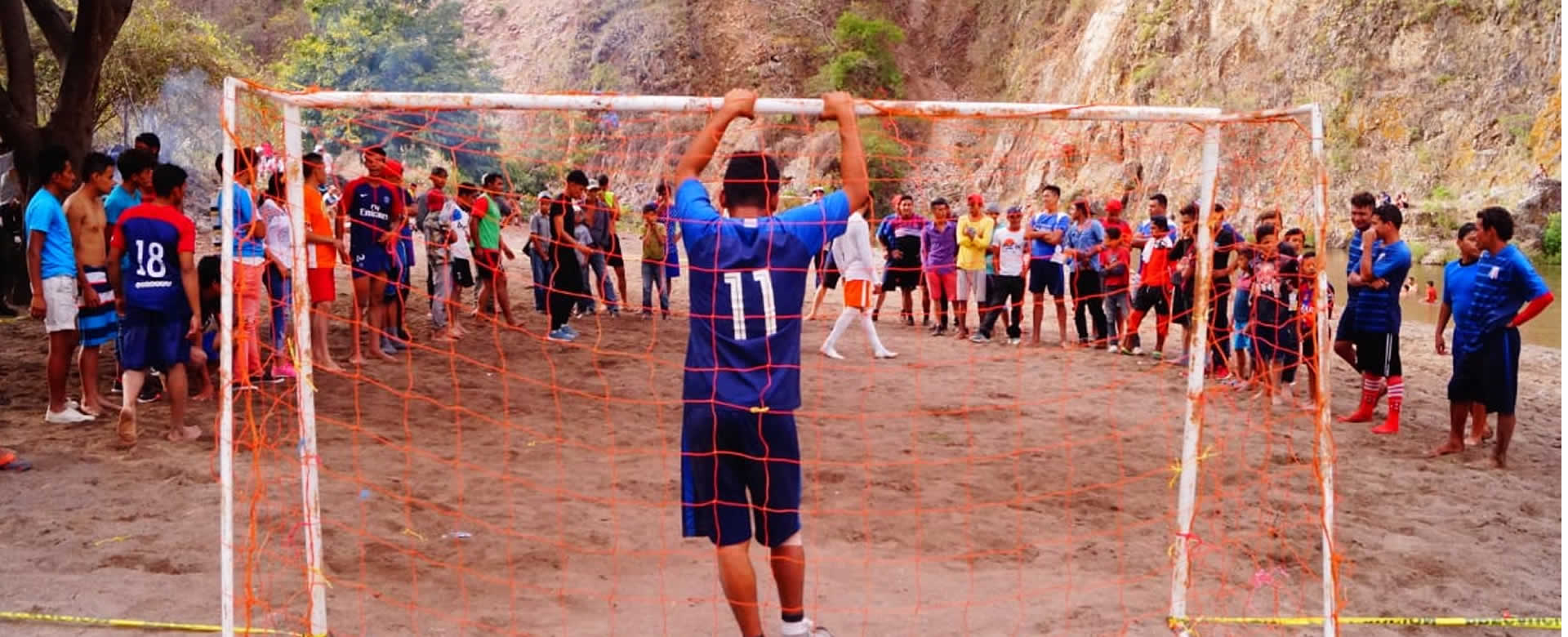 Jóvenes participan en el torneo de fútbol playa en Somoto