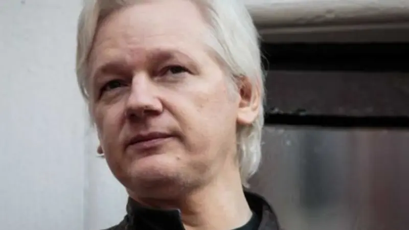 Arrestan a Julian Assange tras retiro de asilo de Ecuador