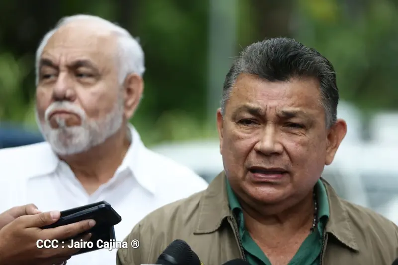 Declaraciones del diputado Wilfredo Navarro, delegado del GRUN ante la Mesa de Negociación 24 de mayo del 2019  Bueno, amigos y amigas, estamos nuevamente hoy, con nuestra presencia física y con nuestra voluntad, en Incae, para reafirmar nuestra vocación de negociación y de diálogo. Nosotros estamos comprometidos con el diálogo, estamos comprometidos con la negociación que lleve a puerto seguro soluciones para los problemas que enfrenta el país.  Nosotros no nos vamos a retirar de la mesa de negociación, no vamos a evitar el cumplimiento de los compromisos. Son otros los que se han retirado de la negociación y siguen confiando en el apoyo imperial para doblegar al Gobierno y al pueblo de Nicaragua. Pero reiteramos nuevamente, su ausencia no va a detener el camino del Gobierno de Reconciliación y Unidad Nacional para reconstruir la economía y reconstruir lo que habíamos hecho hasta el 18 de abril, fecha en que comenzó el fallido golpe de estado.  Nosotros estamos ya en el proceso de implementación de los acuerdos, ya hemos presentado a la faz de la nación un marco referencial que contiene 9 puntos importantes, y además se están desarrollando otras medidas para que estos acuerdos y este marco referencial se cumplan.  En el tema de la liberación definitiva de los que han participado en actos delictivos durante el golpe fallido, tenemos que decir que ya se están trabajando las medidas y las formas para proceder a esa liberación. Y estamos hablando de todos los que participaron en los hechos delictuales que inician el 18 de abril; estamos hablando de los que están en sus casas con medidas precautelares; estamos hablando de lo que están detenidos, que están procesados; estamos hablando de los condenados, y estamos hablando de aquellos que no han sido detenidos y que tienen causas abiertas. Nosotros cumpliremos el 18 de junio.  Lo mismo vamos a hacer con el Programa de Retorno Voluntario. Ya hay mecanismos que se están implementando en las embajadas y en los consulados para facilitarle a cualquier nicaragüense que quiera regresar a su país, que el gobierno le va a dar las facilidades pertinentes.  La ley que va a desarrollar el Programa de Apoyo a las Víctimas del Golpe, prácticamente el Proyecto de Ley está terminándose y probablemente en la próxima semana ya lo tengamos listo.  Todos estos esfuerzos que estamos haciendo están en base al apoyo del pueblo de Nicaragua que estamos recibiendo en el territorio y que se refrenda en la última encuesta que se dio en los últimos días, y quisiera darles algunos datos porque es importante que los tengamos en cuenta, que reflejan la voluntad del pueblo de Nicaragua que respalda las acciones del Gobierno de Reconciliación y Unidad Nacional.  Es interesante ver el rechazo que hace el pueblo de Nicaragua a cualquier intento de golpe de estado y de violencia. El 81.5% de los nicaragüenses está diciendo: ¡No a la Violencia! ¡No al Golpe de Estado! El 97.1%, esto es importantísimo, el 97.1% de los nicaragüenses está diciendo que hay que respetar el orden constitucional.  Sobre los problemas del país la mayor preocupación que tienen los nicaragüenses es en el aspecto económico. El 69.6% de los nicaragüenses dice que le preocupan los problemas económicos, y específicamente el problema del desempleo con un 31.7% y la carestía de la vida con un 15.3%. Pero aquí hay que destacar, que tanto el incremento en el desempleo y la probable carestía que hay en la Vida, se debe necesariamente a la destrucción de nuestra economía que fue provocada por los que hicieron el intento de golpe fallido.  El pueblo de Nicaragua valora la gestión del gobierno en un 57.7%. El 79.3% de los nicaragüenses dice que quien debe decidir sobre los temas electorales y de la vida política es el voto de los nicaragüenses. ¡No es otro mecanismo!  Es importante destacar el crecimiento de la presencia de los nicaragüenses en el Frente Sandinista. Tenemos que el 44.7% de los encuestados dicen que son miembros del Frente Sandinista. Esto es importante porque implica un crecimiento del 10% de la última medida que se hizo.  Lo importante aquí es que la gente está valorando que, en el diálogo, en la Negociación los temas que se tienen que ver son los temas económicos, son los temas palpitantes; solo un 11% está diciendo que lo que se tiene que ver en la negociación son los temas políticos.  Hay un detalle interesante que la encuesta refleja, que el pueblo de Nicaragua dice que las reformas electorales se tienen que ver con los partidos políticos, y es el 60.1% que lo dice.  La aceptación al Gobierno de Reconciliación y Unidad Nacional está plasmada en esta encuesta, y se refleja en los territorios. Cuando vamos a impulsar las Comisiones de Paz y Reconciliación se mira el apoyo que tiene la gente hacia ese esfuerzo. Por eso, por las encuestas, por el apoyo del pueblo es que estamos aquí nuevamente y no nos va a mover nadie, porque definitivamente estamos comprometidos con la Paz y la Reconciliación.   