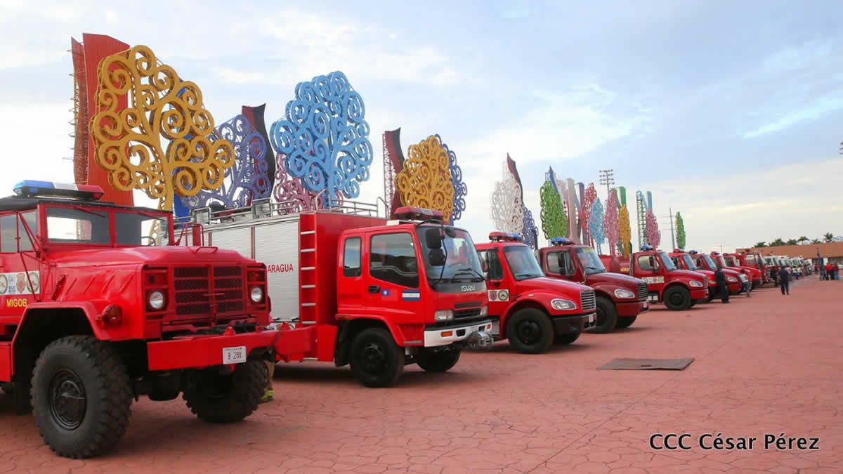 Bomberos realizan exhibición en el Paseo de los Estudiantes