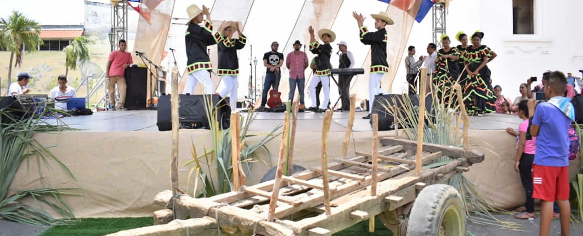 Familias Leonesas disfrutan de la Expoferia de la Producción