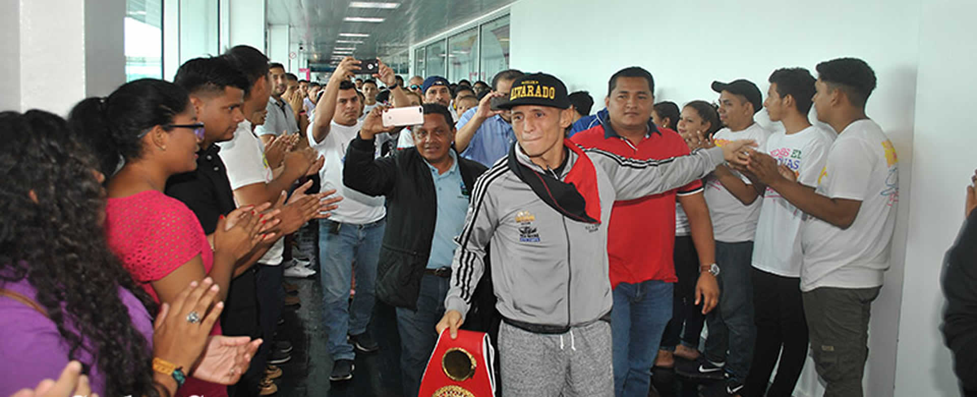Félix “El Gemelo” Alvarado llega a Nicaragua tras defender su corona en Japón