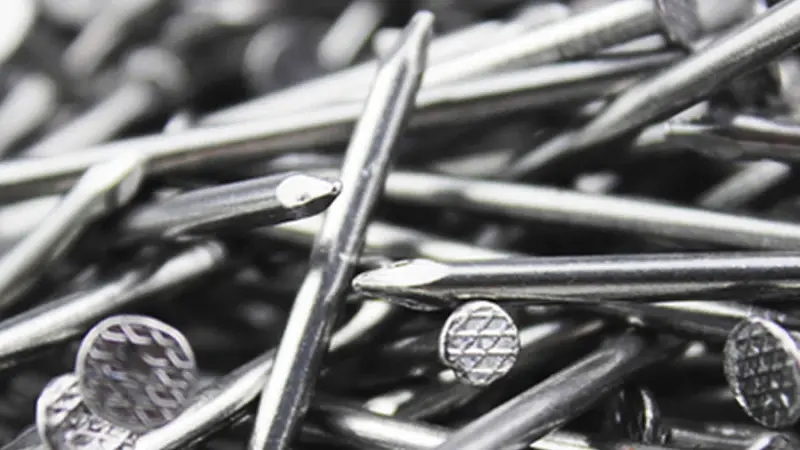 Hombre originario de la India se traga 116 clavos de hierro y vive para contarlo 
