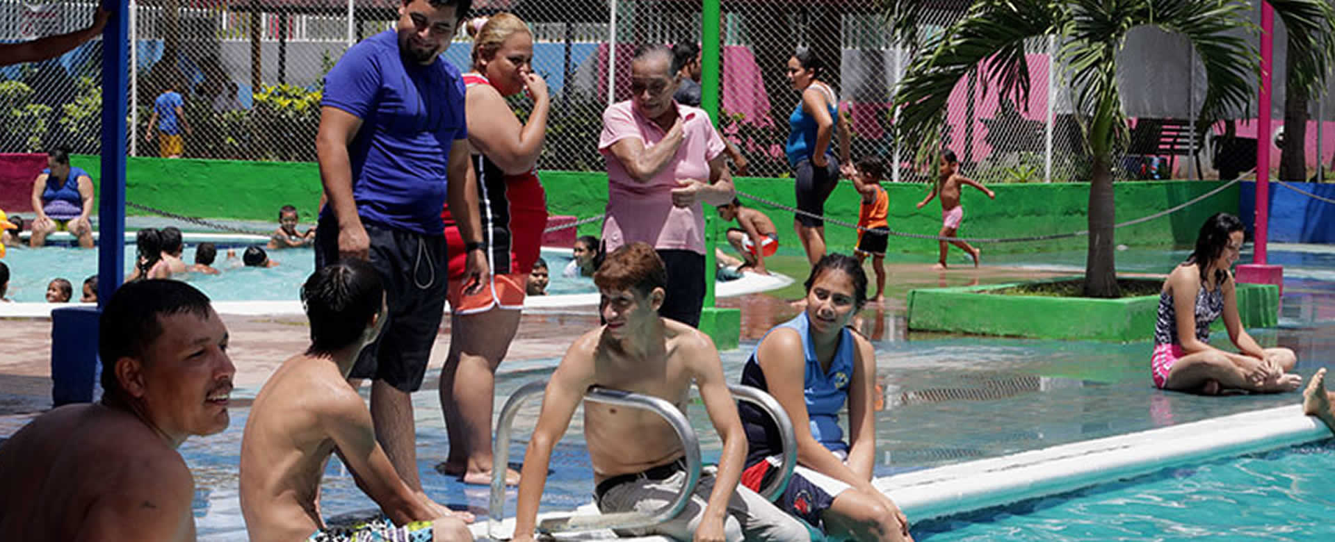 Más familias optan por las frescas aguas del centro recreativo Xilonem