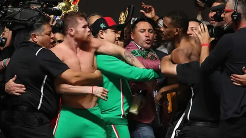 Canelo Álvarez y Daniel Jacobs casi inician la pelea en el careo previo 