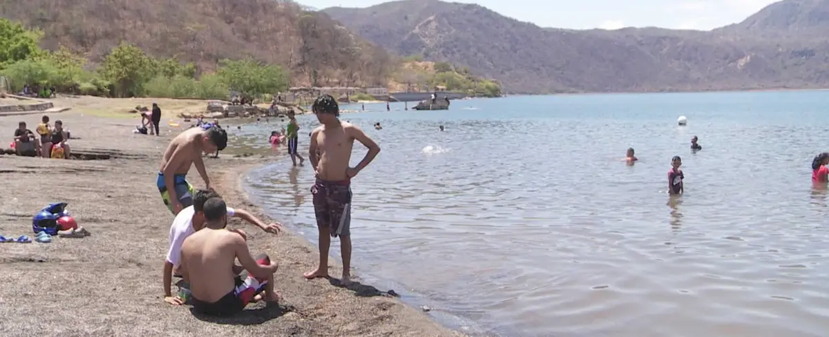 Familias disfrutan de las aguas de Xiloá este domingo