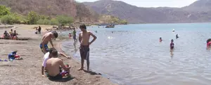 Familias disfrutan de las aguas de Xiloá este domingo