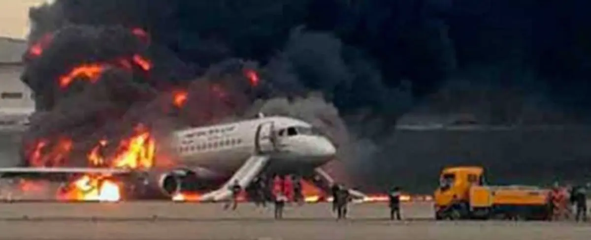 Incendio de un avión deja 13 pasajeros muertos en el aeropuerto de Moscú