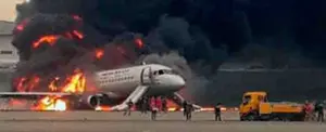 Incendio de un avión deja 13 pasajeros muertos en el aeropuerto de Moscú