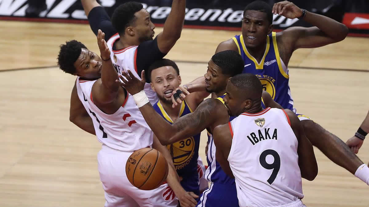 Raptors doblegan a Warriors en 1er partido de la Final