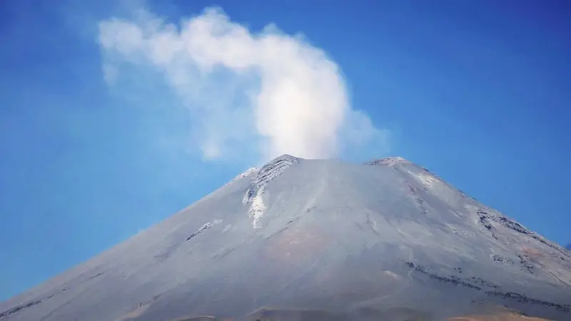 VIDEOS: Nueva explosión del volcán Popocatépetl deja una extensa columna de ceniza
