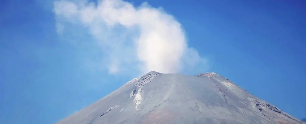 VIDEOS: Nueva explosión del volcán Popocatépetl deja una extensa columna de ceniza