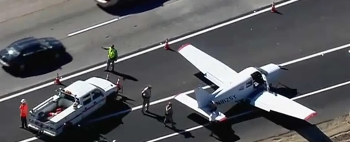 Una avioneta aterriza de emergencia en una autopista canadiense