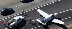 Una avioneta aterriza de emergencia en una autopista canadiense