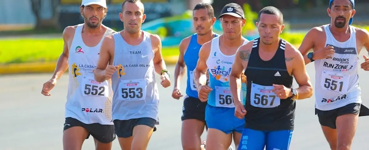 Atletas participan en la carrera internacional el Repliegue