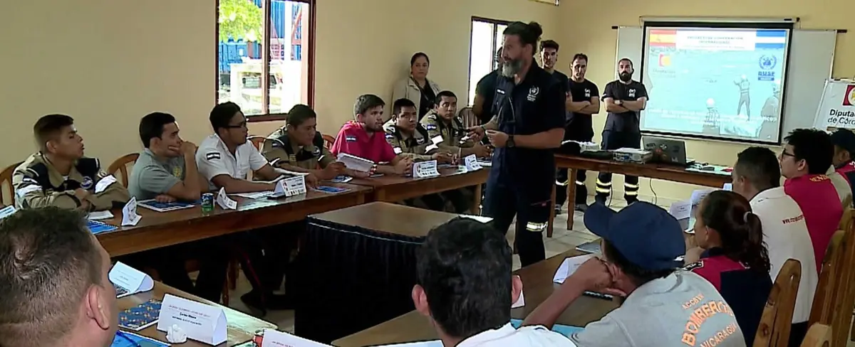 Bomberos de Nicaragua inician capacitación sobre rescate acuático con instructores españoles
