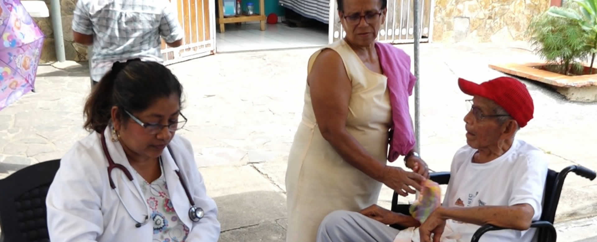 Clínica movil del MINSA atiende a familias del Barrio Andrés Castro de la capital