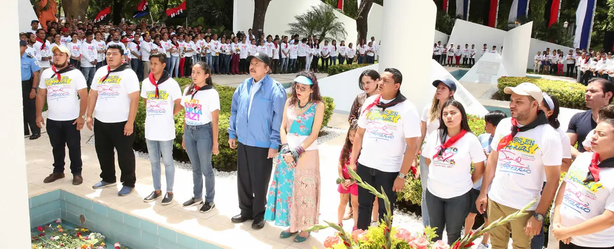Daniel y Rosario conmemoran el 83 natalicio del Comandante Carlos Fonseca
