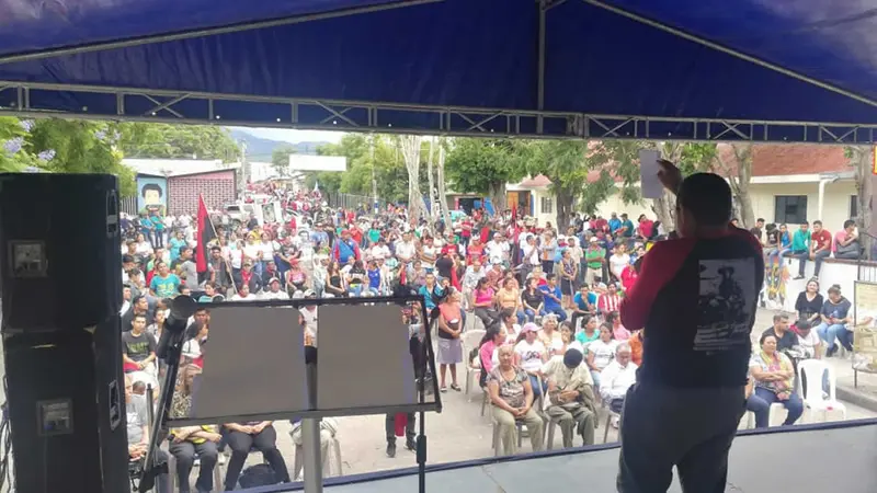 Develan placa en honor al profesor Augusto Salinas Pinel