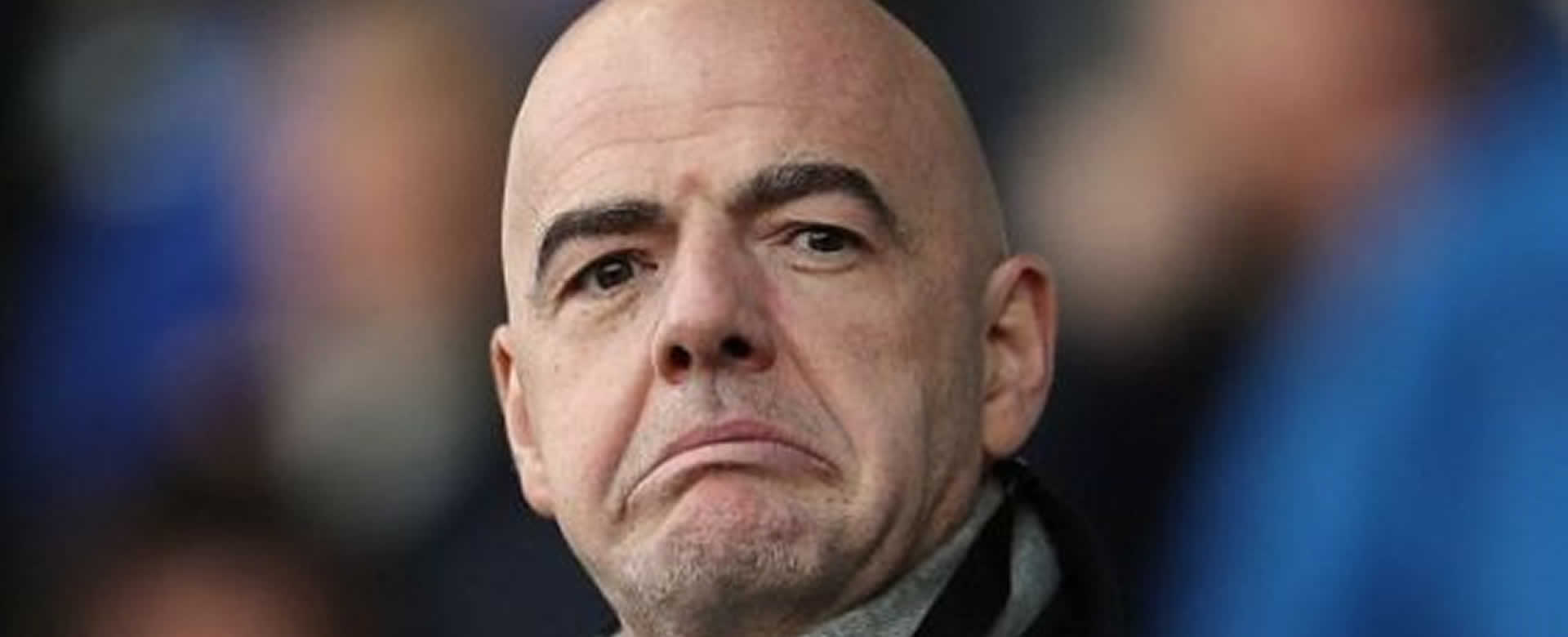 Presidente de la FIFA nos muestra un paso a paso de cómo no tirar un córner