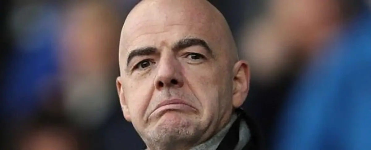 Presidente de la FIFA nos muestra un paso a paso de cómo no tirar un córner