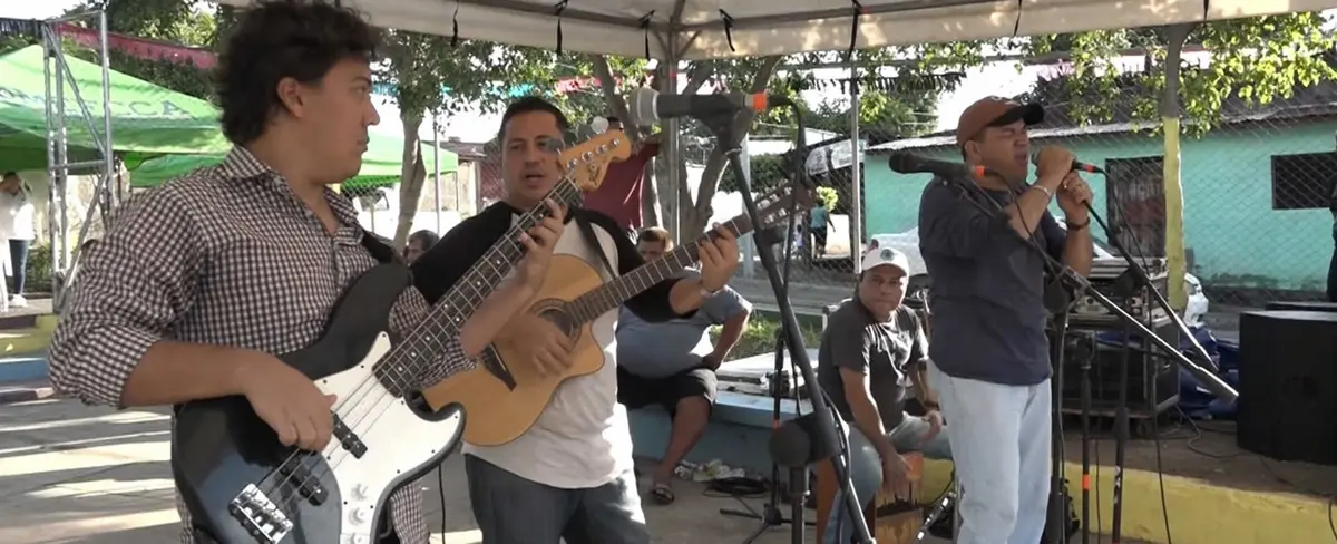 Familias del barrio René Cisneros celebran 38 años de su fundación