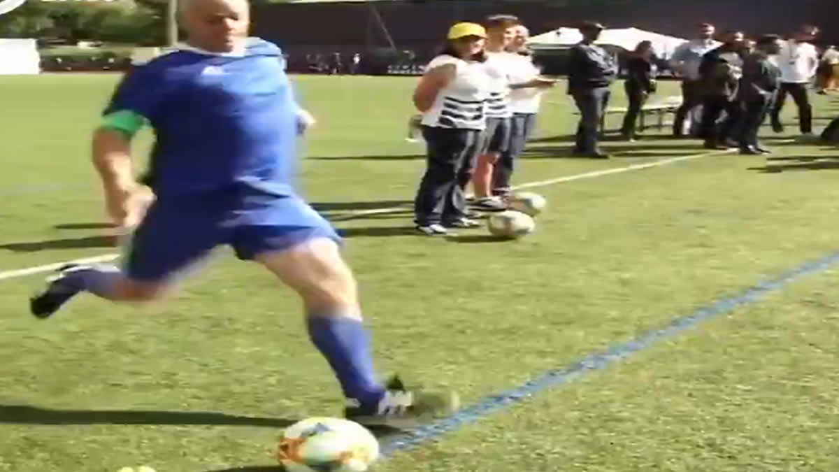 Presidente de la FIFA nos muestra un paso a paso de cómo no tirar un córner