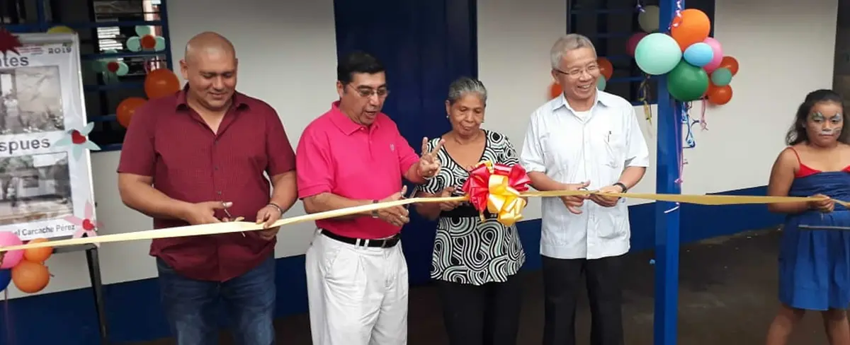 Familia de Héroes y Mártires de Batahola recibe las llaves de su vivienda solidaria