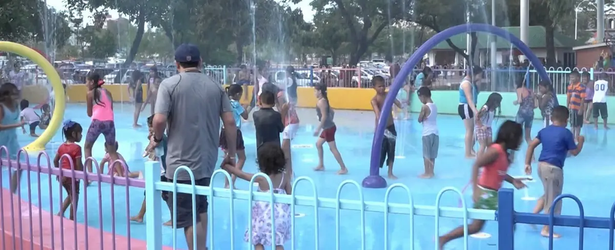 Familias disfrutan de los centros de recreación en Managua