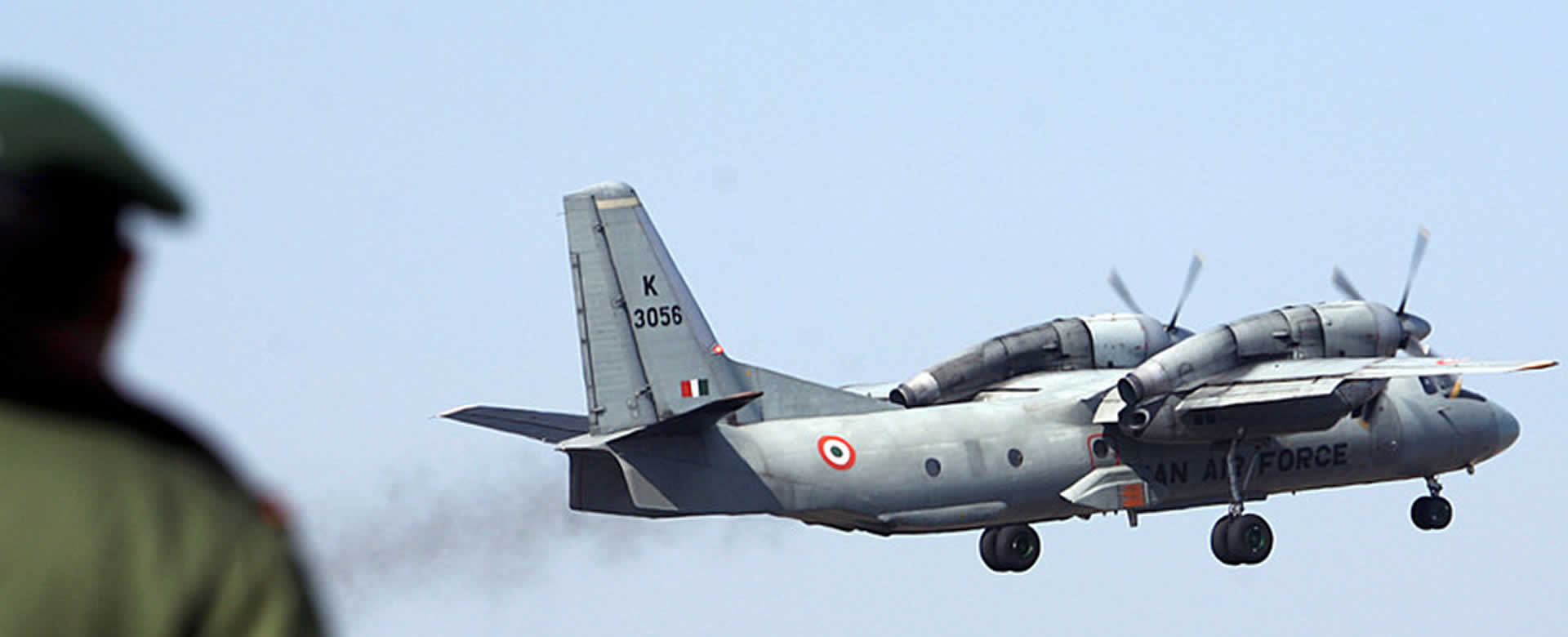 Desaparece del radar un avión de transporte de la Fuerza Aérea india con 13 personas a bordo
