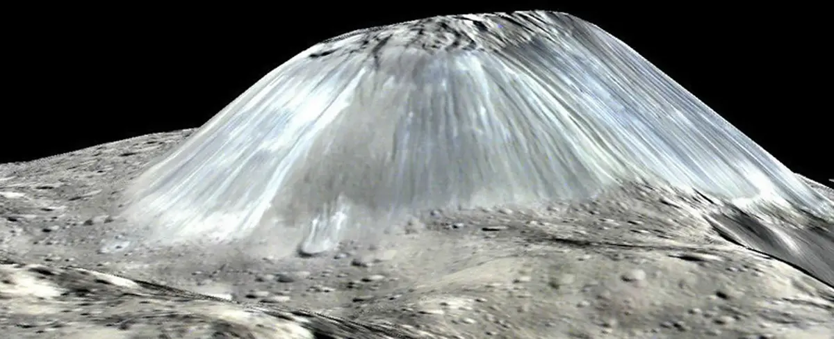 NASA publica imagen de la montaña más grande en un planeta enano