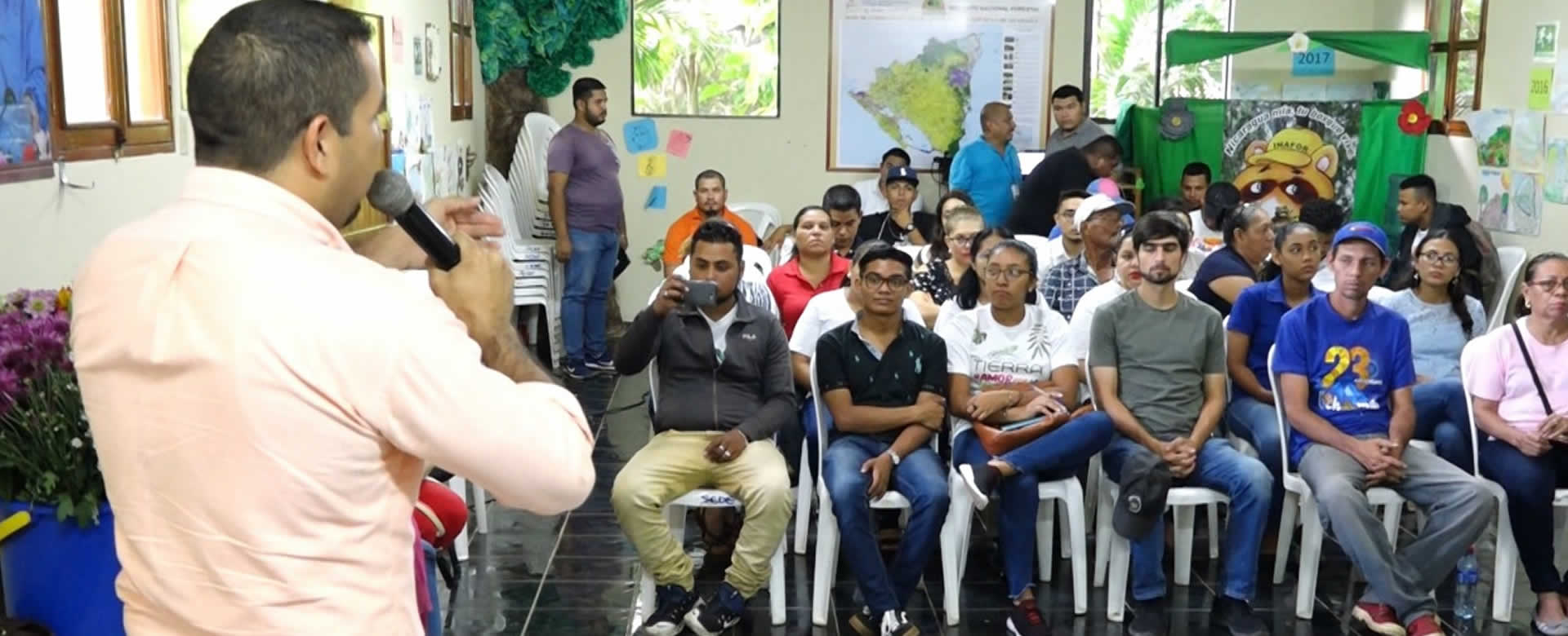 Impulsan la economía creativa de emprendedores de plantas y flores