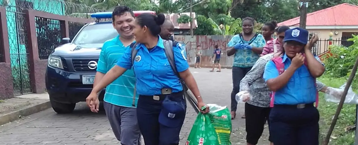 Policía de Bluefields participa en jornada de limpieza en los barrios
