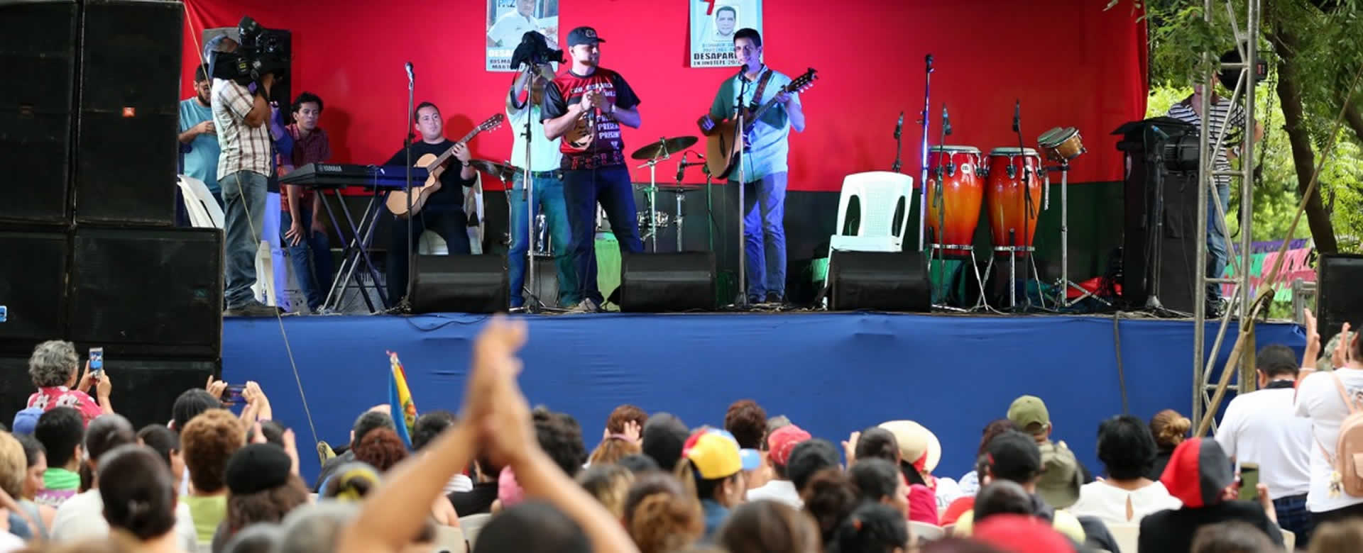 Militancia Sandinista canta en homenaje a Bismarck Martínez