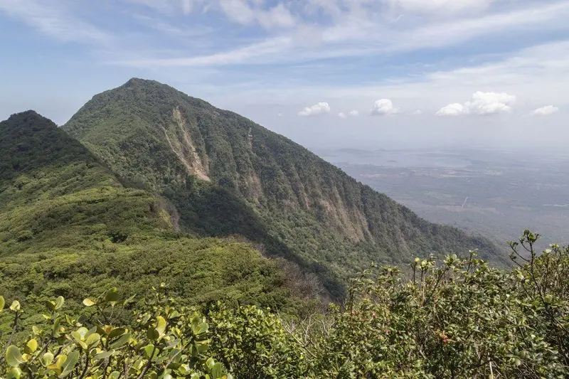 National Geographic destaca volcanes de Nicaragua en la portada de su revista Traveller