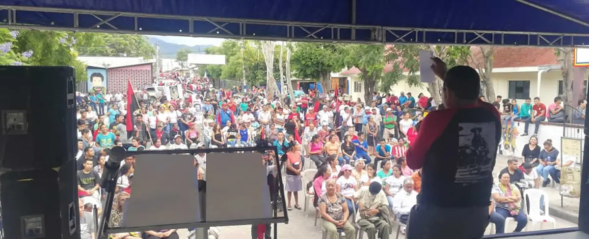 Develan placa en honor al profesor Augusto Salinas Pinel